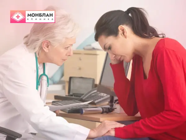 Врач проводит осмотр пациента перед капельницей от запоя